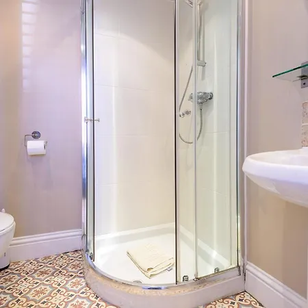 Bed and Breakfast Hillcrest Уитби Экстерьер фото