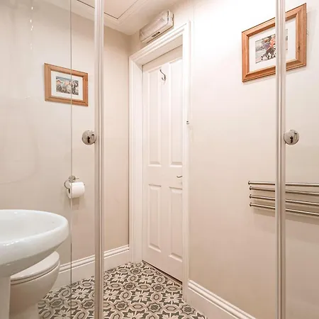 Bed and Breakfast Hillcrest Уитби Экстерьер фото
