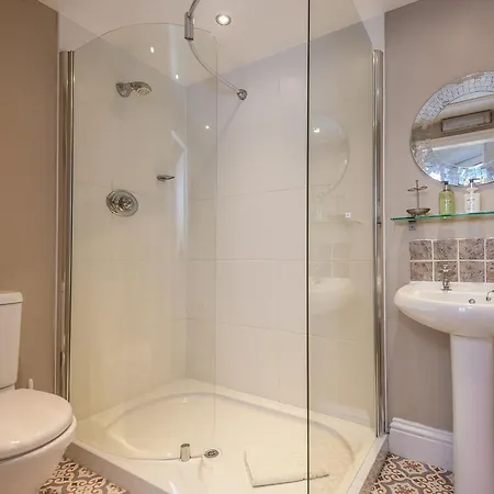 Bed and Breakfast Hillcrest Уитби Экстерьер фото