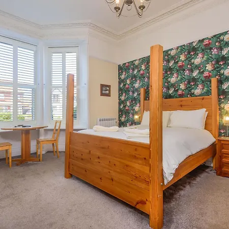 Bed and Breakfast Hillcrest Уитби Экстерьер фото