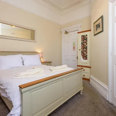 Bed and Breakfast Hillcrest Уитби Экстерьер фото