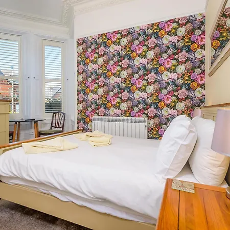Bed and Breakfast Hillcrest Уитби Экстерьер фото